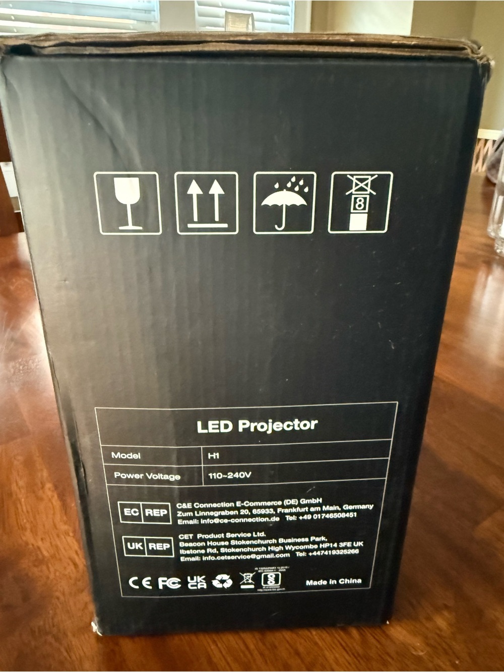 Portable LED Projector - Picture 4 of 8